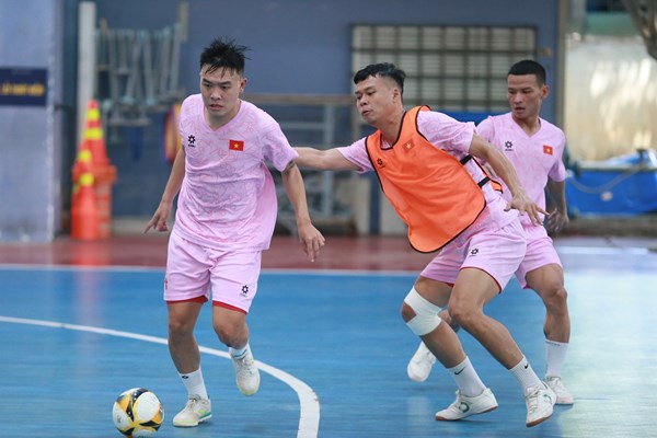 Tuyển Futsal Việt Nam tăng cường độ tập luyện, chuẩn bị cho vòng loại World Cup - Anh 1