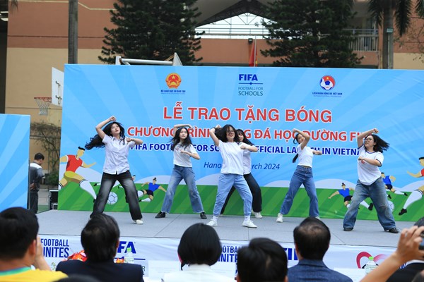Trao tặng bóng của FIFA nhằm phát triển bóng đá học đường ở Việt Nam - Anh 2