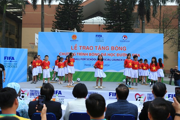 Trao tặng bóng của FIFA nhằm phát triển bóng đá học đường ở Việt Nam - Anh 3