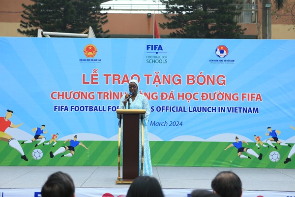 Trao tặng bóng của FIFA nhằm phát triển bóng đá học đường ở Việt Nam - Anh 1