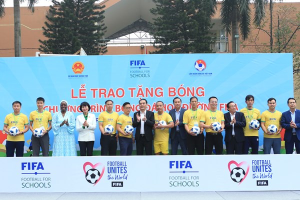 Trao tặng bóng của FIFA nhằm phát triển bóng đá học đường ở Việt Nam - Anh 4