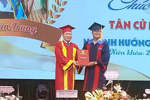 Trường Cao đẳng Du lịch Nha Trang trao bằng tốt nghiệp cho 600 sinh  viên - Anh 1