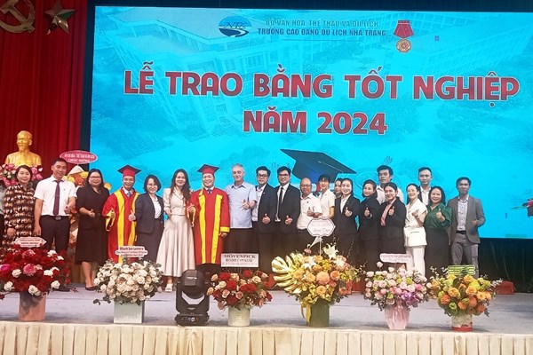 Trường Cao đẳng Du lịch Nha Trang trao bằng tốt nghiệp cho 600 sinh  viên - Anh 2