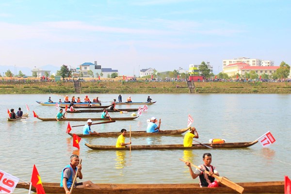 Kon Tum: Sôi nổi giải đua thuyền độc mộc trên sông Đăk Bla - Anh 1