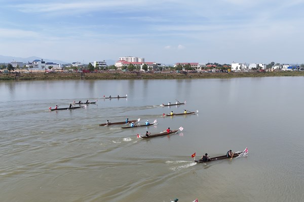 Kon Tum: Sôi nổi giải đua thuyền độc mộc trên sông Đăk Bla - Anh 2