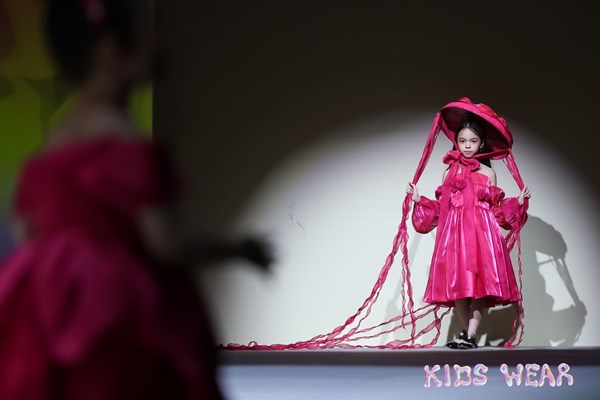 Mẫu nhí quảng bá văn hóa Việt tại Shanghai Fashion Week AW24 - Anh 6