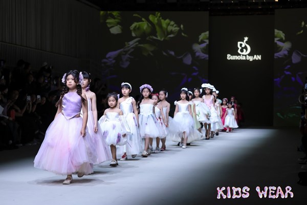 Mẫu nhí quảng bá văn hóa Việt tại Shanghai Fashion Week AW24 - Anh 1