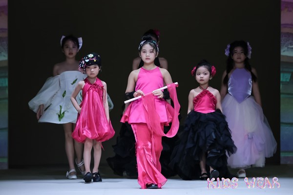 Mẫu nhí quảng bá văn hóa Việt tại Shanghai Fashion Week AW24 - Anh 5