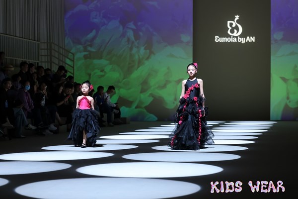 Mẫu nhí quảng bá văn hóa Việt tại Shanghai Fashion Week AW24 - Anh 4