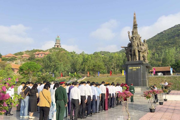 Bình Định: Dâng hoa, dâng hương tại Tượng đài chiến thắng Núi Bà - Anh 1