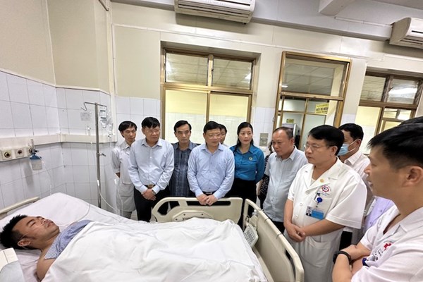 Tổng Liên đoàn Lao động Việt Nam trao hỗ trợ cho công nhân bị thương do cháy khí Mê tan - Anh 1