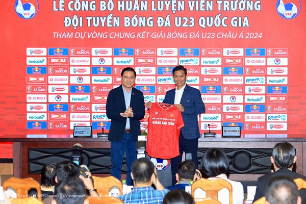 HLV trưởng đội tuyển U23 Việt Nam Hoàng Anh Tuấn: Bóng đá Việt Nam ngày mai bắt đầu từ đội U23 hôm nay - Anh 1