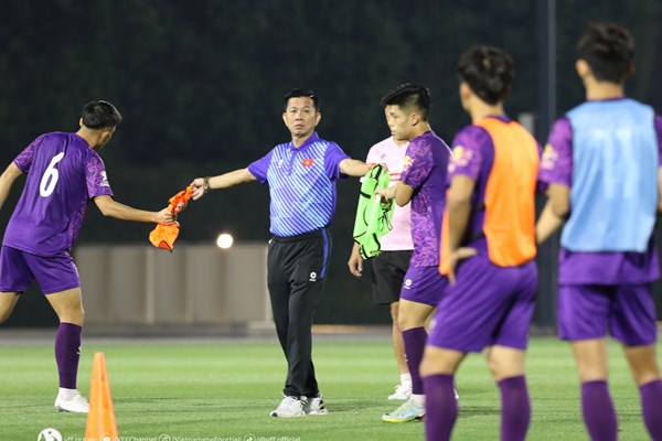 U23 Việt Nam tập buổi đầu tiên, thích nghi với múi giờ tại Qatar - Anh 2