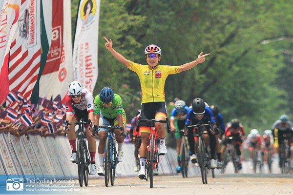Nguyễn Thị Thật tiếp tục thắng chặng tại Tour of Thailand 2024 - Anh 1