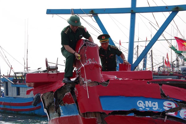 Quảng Ngãi: Tàu cá ngư dân bị hư hỏng nặng do va chạm tàu vận tải chở container - Anh 1