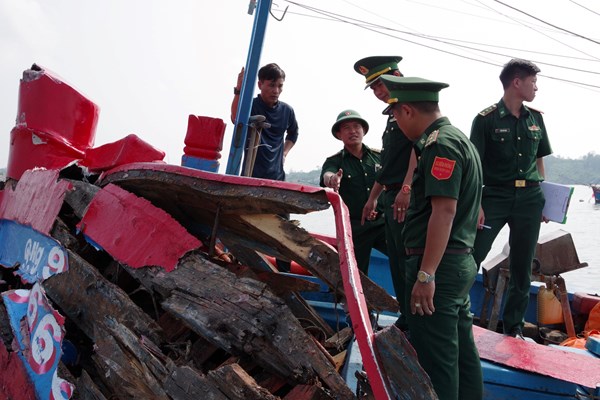 Quảng Ngãi: Tàu cá ngư dân bị hư hỏng nặng do va chạm tàu vận tải chở container - Anh 2