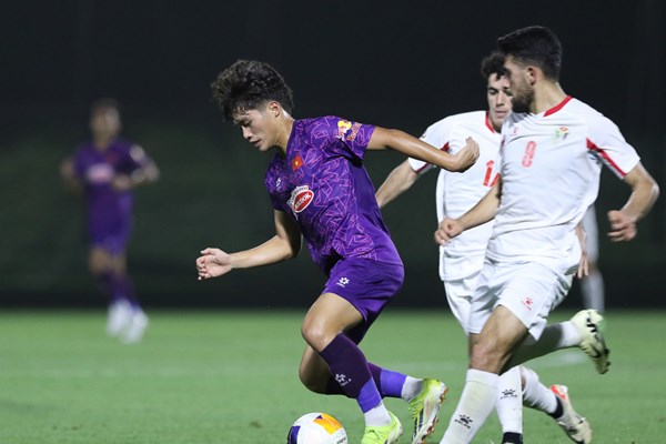 HLV Hoàng Anh Tuấn hài lòng về màn thể hiện của U23 Việt Nam trước Jordan - Anh 1