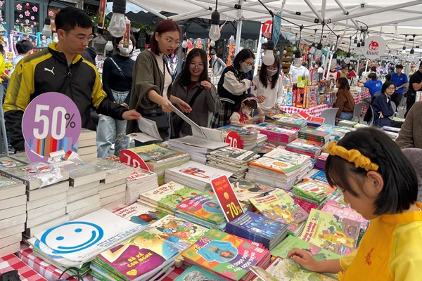 Ngày Sách và Văn hóa đọc Việt Nam​​​​​​​ 2024: Để sách đi xa hơn… - Anh 1
