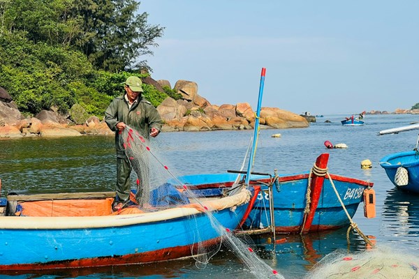 Mưu sinh nghề thúng chai của ngư dân ven biển Quảng Ngãi - Anh 3