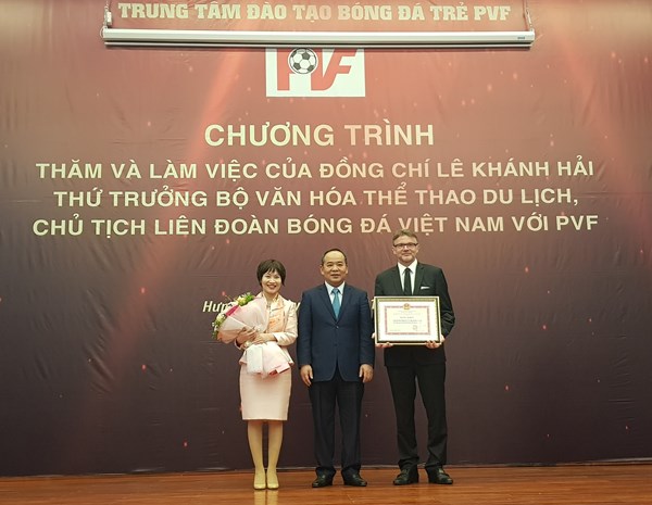 Thứ trưởng Lê Khánh Hải:  Mong PVF sẽ đào tạo thêm nhiều tài năng trẻ hơn nữa cho BĐVN - Anh 1