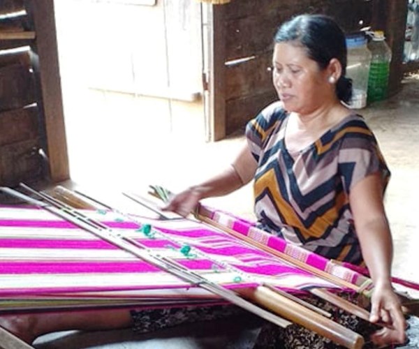 Trăn trở với nghề dệt thổ cẩm ở buôn Kmrơng Prong A - Anh 2