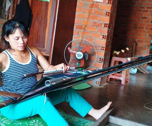 Trăn trở với nghề dệt thổ cẩm ở buôn Kmrơng Prong A - Anh 1