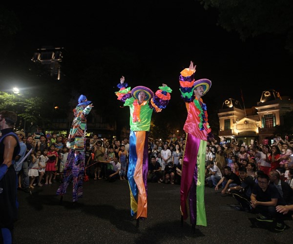 Carnival đường phố khuấy động Lễ hội Du lịch Biển Sầm Sơn 2019 - Anh 1