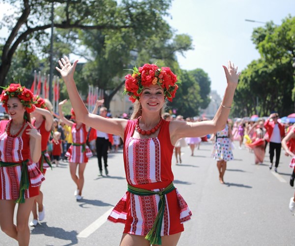 Carnival đường phố khuấy động Lễ hội Du lịch Biển Sầm Sơn 2019 - Anh 2