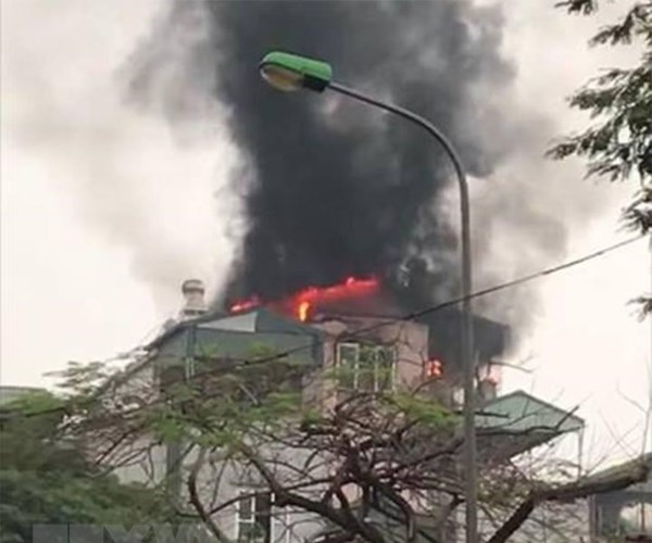 Hà Nội: Cứu 9 người dân thoát khỏi đám cháy trên phố Lạc Trung - Anh 2