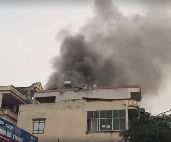 Hà Nội: Cứu 9 người dân thoát khỏi đám cháy trên phố Lạc Trung - Anh 1