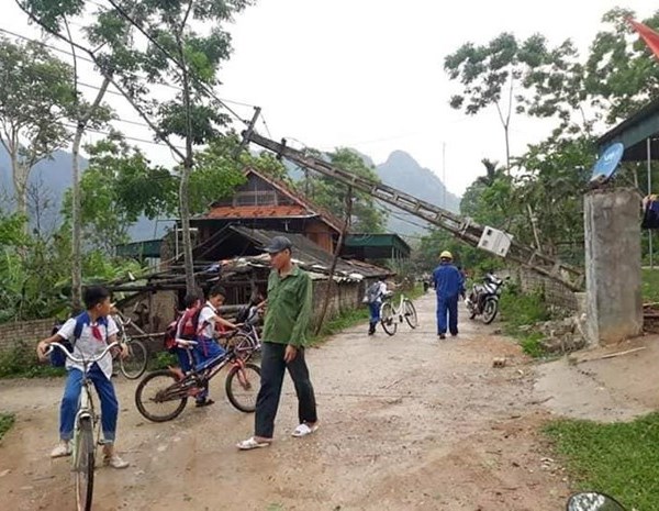Lốc xoáy làm tốc mái nhiều nhà dân ở Nghệ An, 3 cột điện đổ sập - Anh 1
