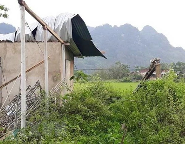Lốc xoáy khiến hàng chục ngôi nhà ở Quảng Bình bị tốc mái - Anh 1