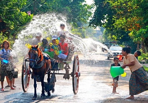 Người dân Myanmar tưng bừng đón Tết té nước Thingyan - Anh 1