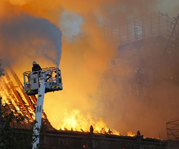 Xác định 'thủ phạm' gây ra vụ cháy Nhà thờ Đức Bà Paris - Anh 1