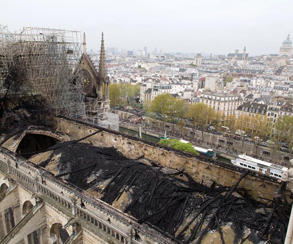 Tổng thống Pháp Emmanuel Macron cam kết phục dựng lại Nhà thờ Đức Bà trong vòng 5 năm - Anh 2