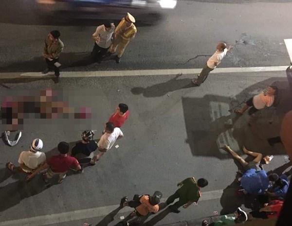 Hà Nội: Xe Mercedes tông tử vong 2 người phụ nữ rồi bỏ chạy - Anh 1