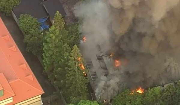 Australia: Cháy lớn thiêu rụi ngôi nhà trọ được xếp hạng di sản - Anh 1