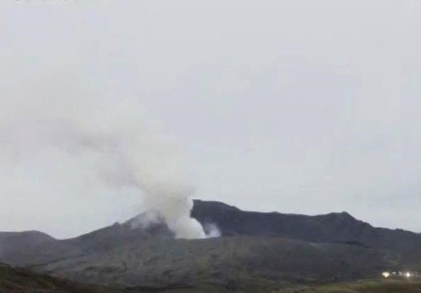 Núi lửa Aso ở Nhật Bản 'thức giấc' với cột khói bụi cao 1.600m - Anh 1