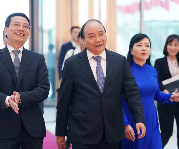 Thủ tướng tham quan triển lãm, dự diễn đàn phát triển DN công nghệ Việt Nam - Anh 1