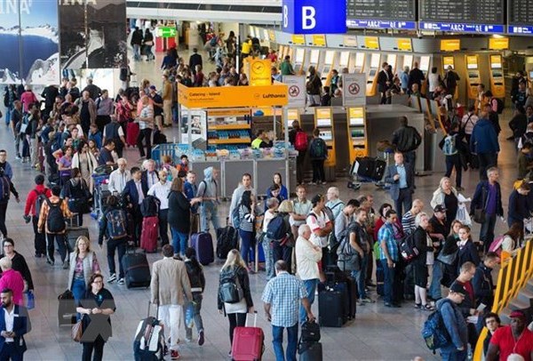 Phát hiện thiết bị không người lái, sân bay Frankfurt ngừng hoạt động - Anh 1