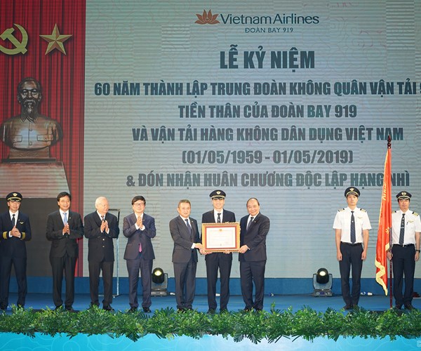 Thủ tướng Nguyễn Xuân Phúc dự Lễ kỷ niệm 60 năm thành lập Đoàn bay 919 - Anh 1