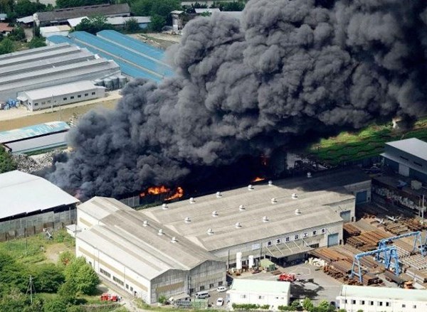 Cháy lớn tại nhà máy xử lý rác thải kim loại ở Nhật Bản - Anh 1
