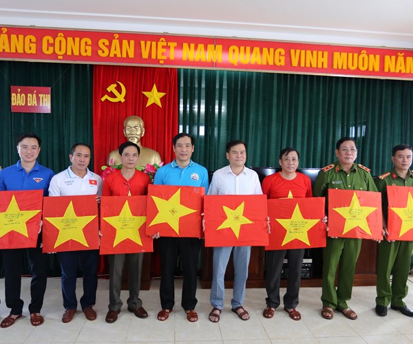 Doan cong tac so 12 ket thuc hai trinh tham Truong Sa, DK1: “Mang ra tinh cam, mang ve niem tin…” - Anh 18