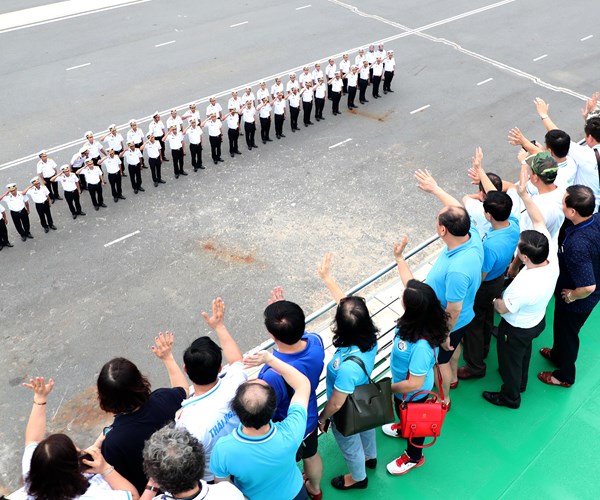 Doan cong tac so 12 ket thuc hai trinh tham Truong Sa, DK1: “Mang ra tinh cam, mang ve niem tin…” - Anh 2