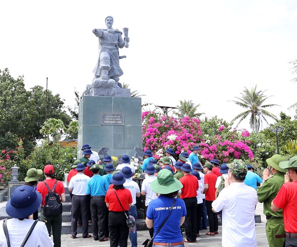 Doan cong tac so 12 ket thuc hai trinh tham Truong Sa, DK1: “Mang ra tinh cam, mang ve niem tin…” - Anh 5