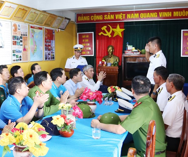 Doan cong tac so 12 ket thuc hai trinh tham Truong Sa, DK1: “Mang ra tinh cam, mang ve niem tin…” - Anh 6