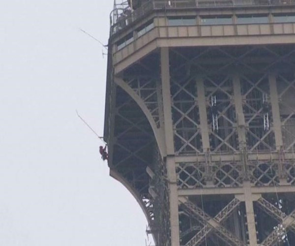 Pháp: Tháp Eiffel đóng cửa do một đối tượng tìm cách trèo lên - Anh 1