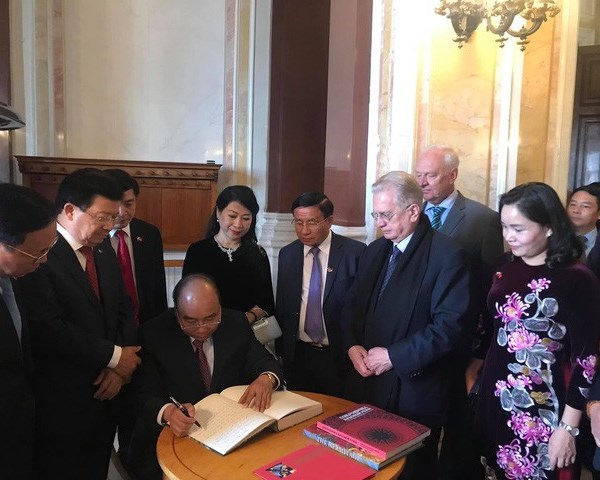 Thủ tướng Nguyễn Xuân Phúc thăm Triển lãm “Những nền văn hoá cổ Việt Nam” tại St.Petersburg - Anh 2
