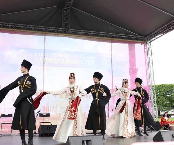Ấn tượng văn hoá Việt tại lễ kỷ niệm 316 năm thành lập thành phố St.Petersburg - Anh 2