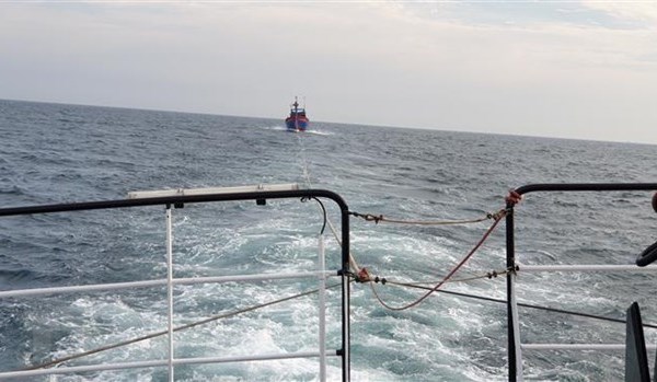 Cứu nạn thành công tàu cá cùng 17 thuyền viên gặp nạn trên biển - Anh 1